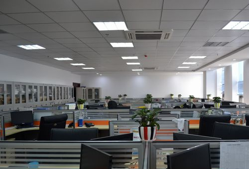 淮南萬泰取得一種高低壓開關(guān)柜配件生產(chǎn)加工用半自動(dòng)激光送料機(jī)專利:高低壓開關(guān)柜
